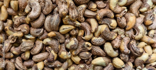 Foto Close-up of raw cashew nuts in rough brown shells with pale kernels partially visible