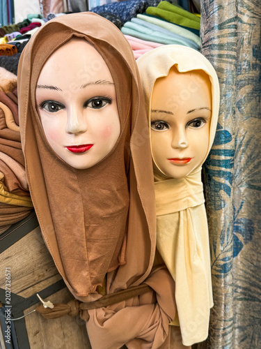 bonecas manequins arabes burca muculmanas