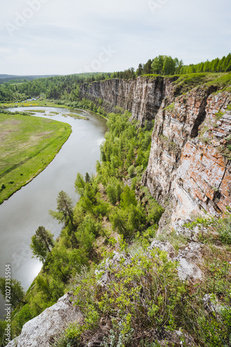 Cuadro en lienzo Breathtaking cliffs and flowing river