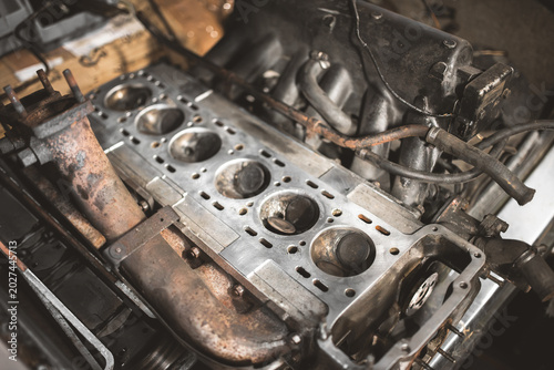 Foto Close-up of a disassembled internal combustion engine cylinder head and manifold