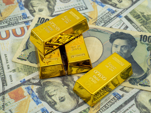 Принти на полотні a thousand Japanese yen bank note and dollar bills with golden ingots on top
