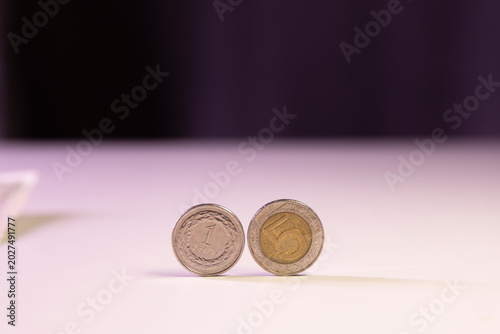 Foto polskie monety toczą się po białym stole