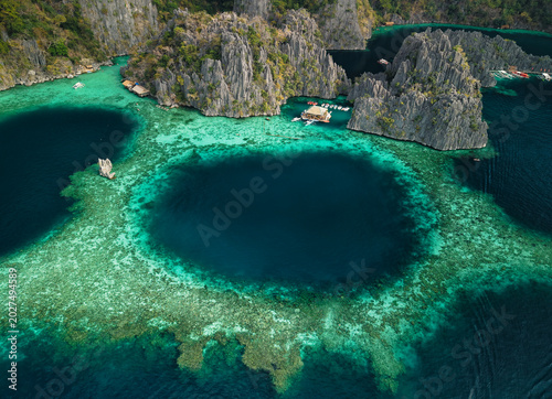 Tableau sur toile Twin Lagoon, located on Coron Island in Palawan, Philippines, is a breathtaking natural attraction featuring two crystal-clear lagoons separated by a dramatic limestone wall
