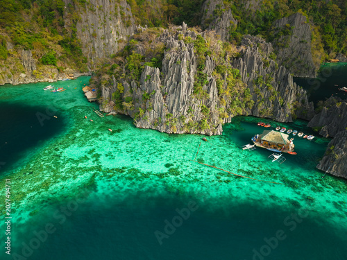 Tableau sur toile Twin Lagoon, located on Coron Island in Palawan, Philippines, is a breathtaking natural attraction featuring two crystal-clear lagoons separated by a dramatic limestone wall