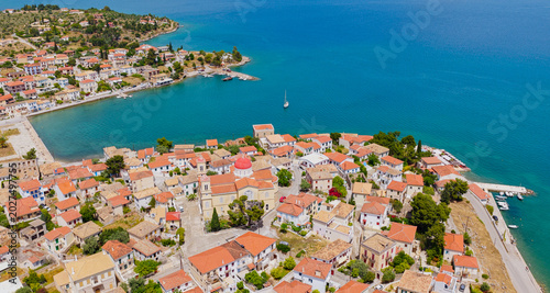 Foto Galaxidi, greece coastal village on a peninsula with red-roofed traditional hous