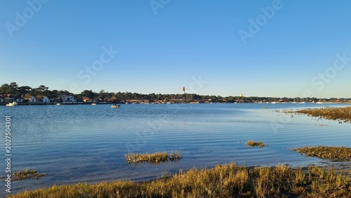 Fotografie Le phare du Cap Ferret vu depuis la Flèche du Mimbeau à marée haute (presqu'île