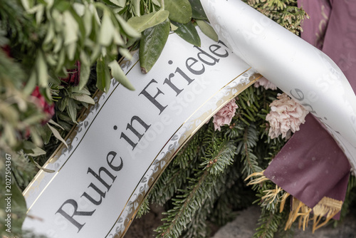 Cuadro en lienzo Ruhe in Frieden - Trauer Kranz am Friedhof