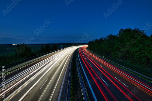 Foto Night highway traffic light trails on curved motorway road - real photography -