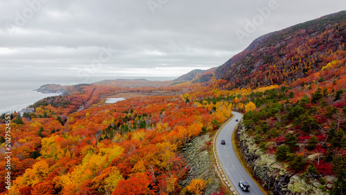 Tableau sur toile Acadia National Park Loop Road Aerial Fall Foliage Cars Maine