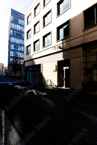 地裏に差し込む光と自転車