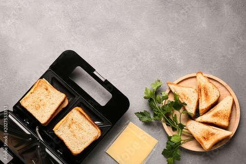 Electric sandwich maker wit...