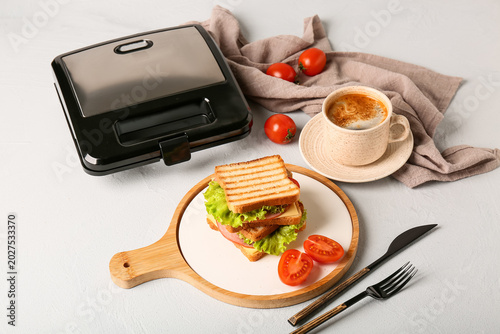 Electric sandwich maker wit...