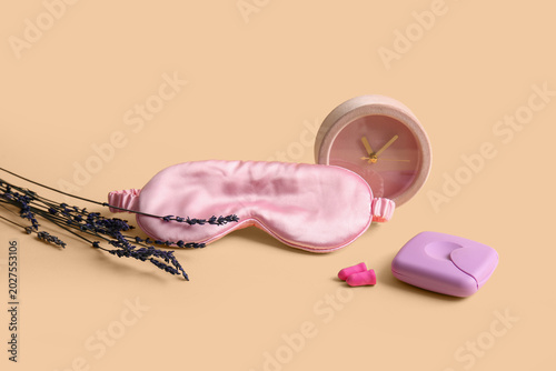 Sleeping mask with alarm cl...
