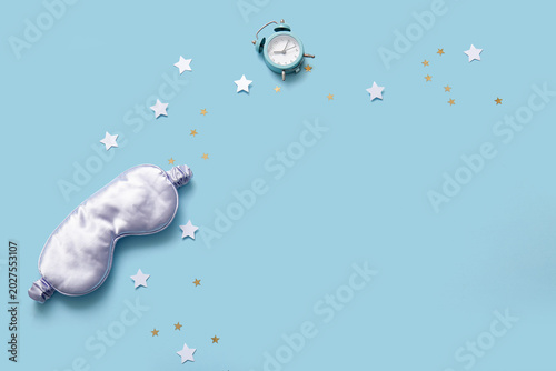 Sleeping mask with alarm cl...
