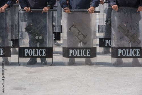 Tableau sur toile Riot police control the crowd refresher training in accordance with the public assembly control Act