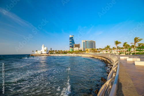 Fotografia Scenic view of Island Mosque, a beautiful white mosque built on stilts over the