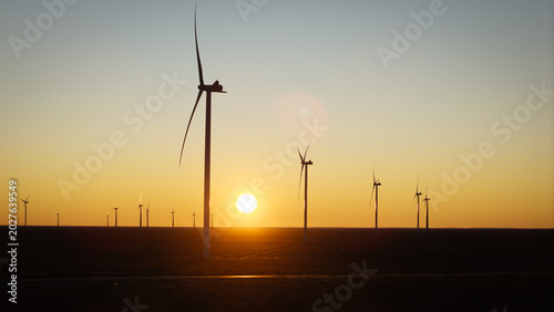 Foto Wind turbines generating renewable energy during sunset near Puerto Madryn in Patagonia Argentina