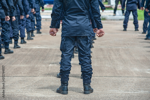 Cuadro en lienzo Riot police control the crowd refresher training using hand signals as symbols i