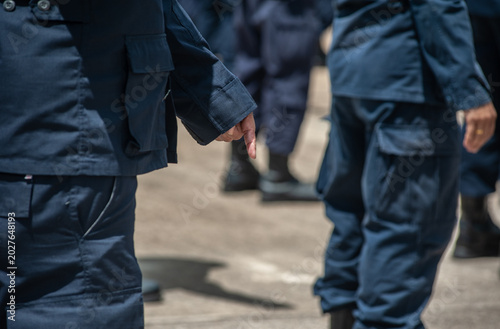 Foto Riot police control the crowd refresher training using hand signals as symbols i