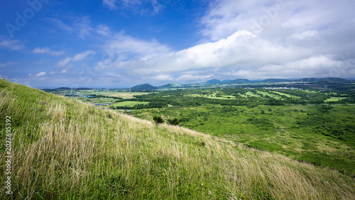Foto The deep colors of summer were erasing the simple hues of spring! Unique landscape of Dang-Oreum(small extinct volcano) in early summer, Jeju Island, South Korea