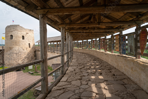 Slika na platnu View of the gallery of the Izborsk fortress Wall and Lukovka Tower on a sunny su