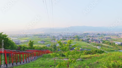 夕暮れ時に広がる連なる朱色の鳥居と筑後平野のパノラマ絶景（福岡県うきは市・浮羽稲荷神社）