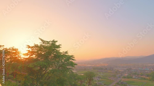 黄金色の夕日に照らされる広大な筑後平野と美しい新緑の樹木（福岡県うきは市）
