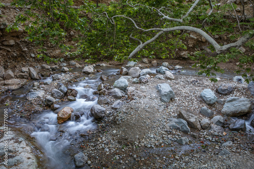 Foto Flowing River Between Rocks Captured with Slow Shutter Speed in Spring Nature