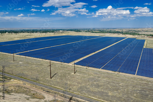 Foto Grid-scale solar generating field southeast of Pueblo, Colorado.