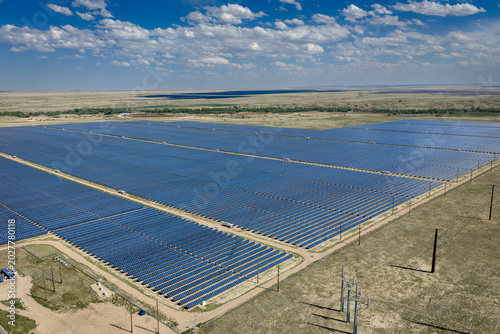 Foto Grid-scale solar generating field southeast of Pueblo, Colorado.