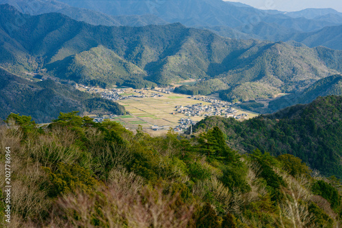 Tableau sur toile 山に囲まれた村の景色