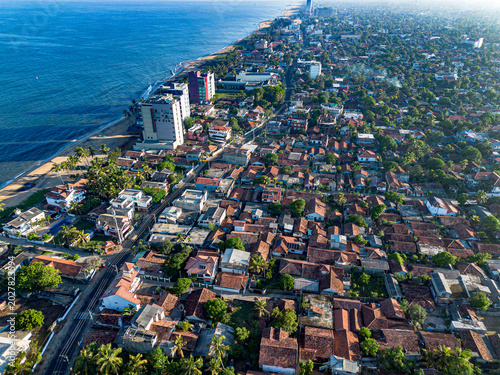 Foto Aerial view of a coastal city with buildings and ocean