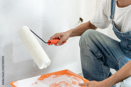 Fotografía painter man, brush in hand for products to restore and paint the wall, indoor th