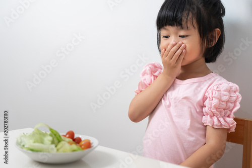 Foto Children not like to eat vegetables, bitter taste, peculiar smell, unattractive