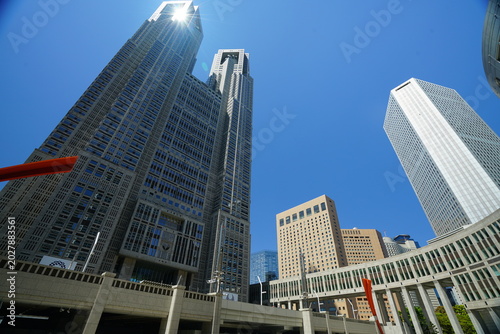 Valokuva Tokyo Metropolitan Government Building in Shinjuku reaching high into a clear bl