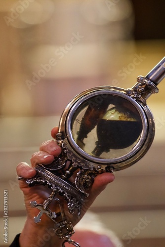 фотографія Close-up of ornate silver reliquary containing the blood relic of Saint Januarius, held during the Miracle of San Gennaro ceremony, Naples Cathedral, Italy, 2026