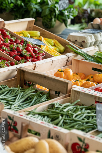 Fotografía A vegetable stall with fresh farm vegetables at the market