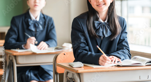 Foto Middle school and elementary school students diligently studying in school classrooms and cram schools