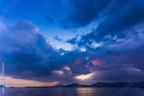Fotografia Stunning sunset scenery featuring mountains, clouds, and the sea in perfect harmony