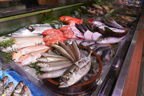 Tableau sur toile Fresh Fish and Seafood Display on Ice at Japanese Market
