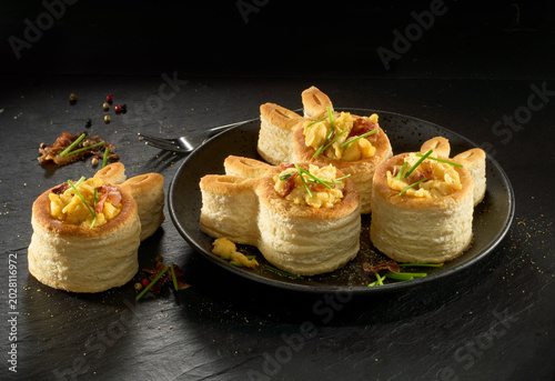Foto Puff Pastry Breakfast Cups with Scrambled Eggs and Bacon