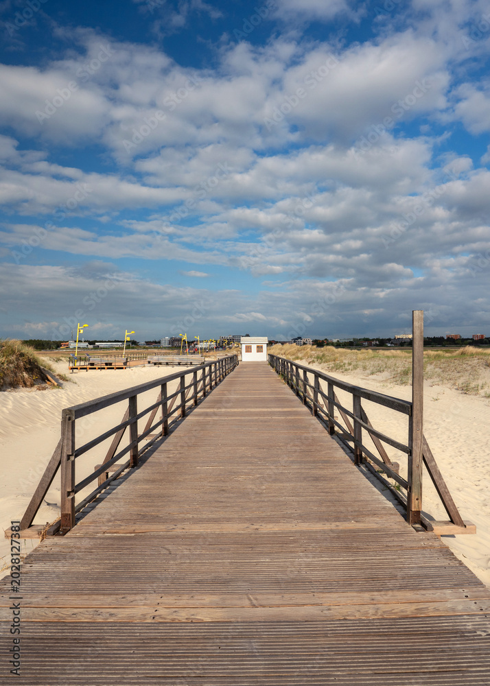 Obraz premium wooden bridge on the beach with beautiful summer sky