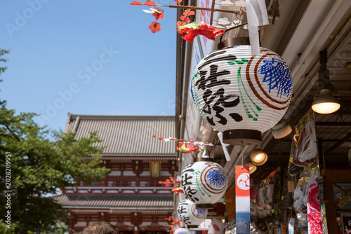 Tableau sur toile 東京・浅草　仲見世通りの店先に飾られた三社祭の提灯　浅草寺の宝蔵門
