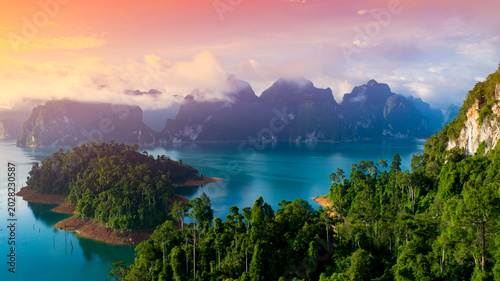 Foto Sunset view at Khao Sok national park Cheow Lan Dam lake with blue sky backgroun