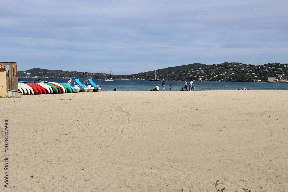 Fototapeta premium Plage de sable le long de la mer Méditerranée, ville de Grimaud, département du Var, France