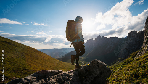 Fotografía Woman hiking on high altitude mountain top