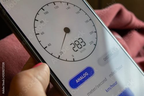 Foto smartphone showing shinkansen speed on digital speedometer