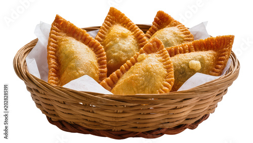 Foto Golden fried empanadas in woven basket with white paper lining