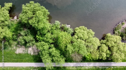 Drohne fliegt über Fluss mit Auwald im Frühling, Uferschutz, Biodiversität, Luftaufnahme