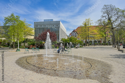 Springbrunnen am Aquarium, hinten der Palmensaal, Zoo, Pfaffendorfer Straße, Leipzig, Sachsen, Deutschland